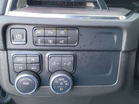 Used 2025 Chevrolet Suburban Premier image 25