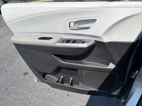 Used 2025 Toyota Sienna XLE FWD image 24