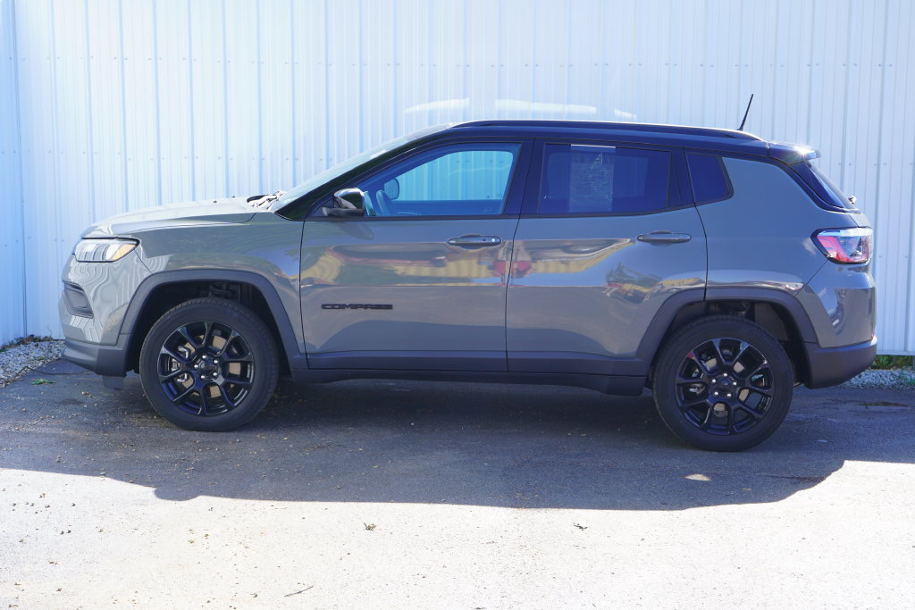Used 2023 Jeep Compass Latitude w/ Sun and Sound Group AWD/4WD image 3