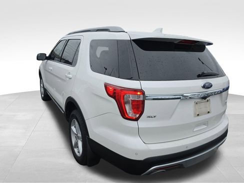 Used 2017 Ford Explorer XLT image 2
