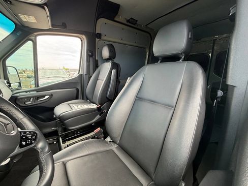 Used 2024 Mercedes-Benz Sprinter 2500 image 4