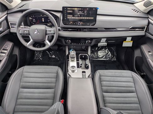 New 2025 Mitsubishi Outlander SE image 16
