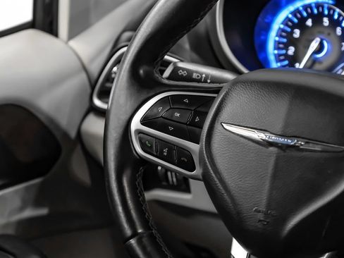 Used 2017 Chrysler Pacifica Touring-L FWD image 22