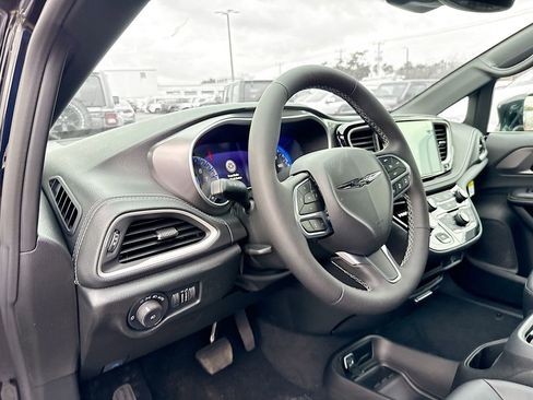 New 2026 Chrysler Pacifica Select image 9