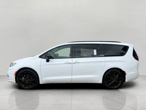 Used 2025 Chrysler Pacifica Limited FWD image 8