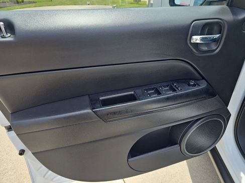 Used 2017 Jeep Patriot High Altitude FWD image 17