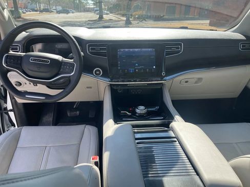 Used 2023 Jeep Wagoneer 4WD w/ Premium Group I image 17
