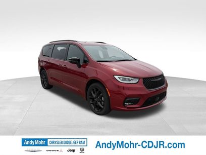 Used 2025 Chrysler Pacifica Limited w/ Uconnect Theater Family Group