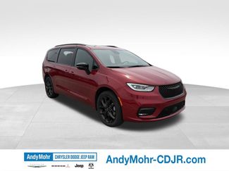Used 2025 Chrysler Pacifica Limited w/ Uconnect Theater Family Group AWD/4WD 360° Tour