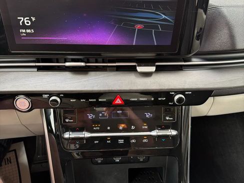 Used 2022 Kia Carnival EX image 16