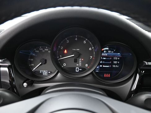 Certified 2023 Porsche Macan image 10