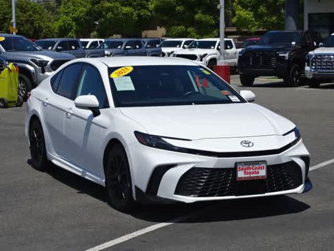 Used 2025 Toyota Camry SE FWD image 2