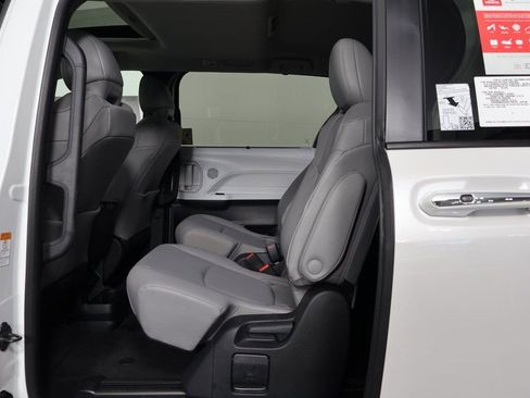 Used 2026 Toyota Sienna XLE FWD image 11