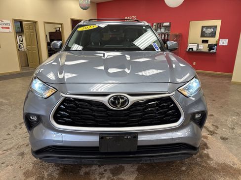 Used 2023 Toyota Highlander XLE image 2