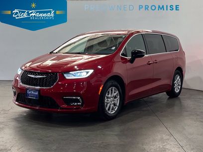 Used 2025 Chrysler Pacifica Select