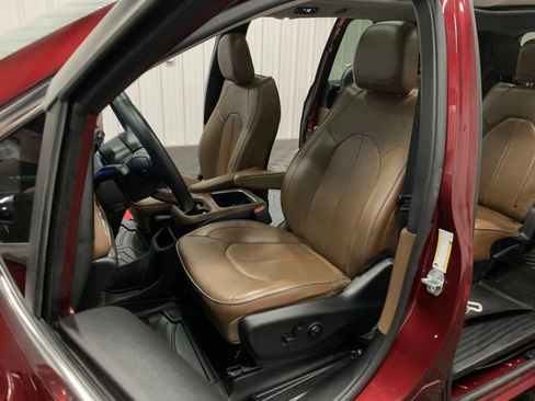 Used 2019 Chrysler Pacifica Limited w/ Advanced Safetytec Group image 39