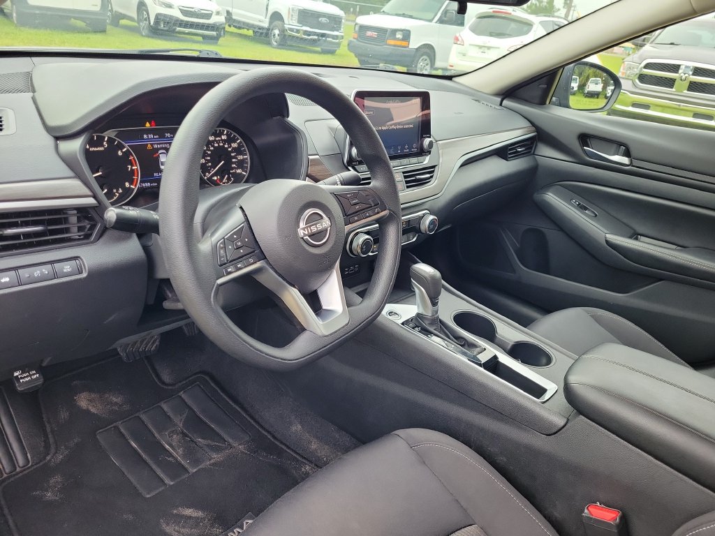 Used 2025 Nissan Altima 2.5 SV FWD image 21