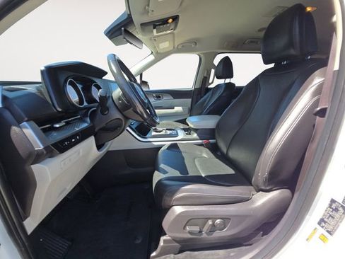 Used 2023 Kia Carnival LX w/ Paint Protection Package FWD image 9