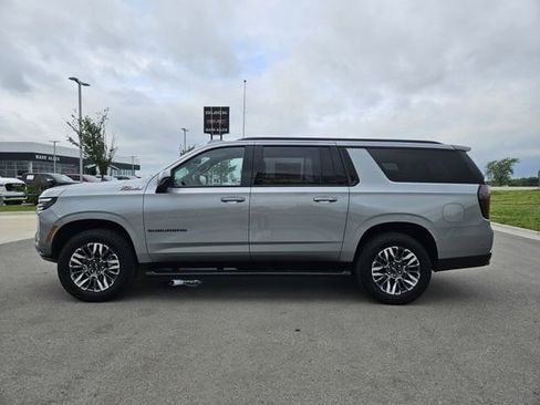 Used 2025 Chevrolet Suburban Z71 AWD/4WD image 4