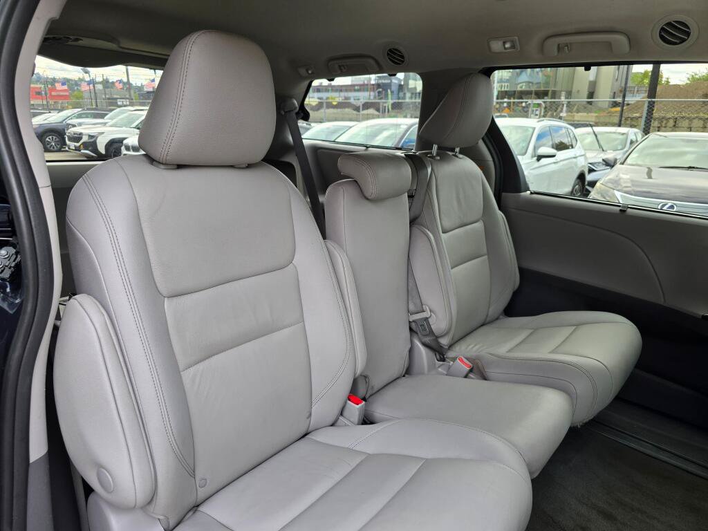 Used 2020 Toyota Sienna XLE w/ XLE Navigation Package FWD image 13
