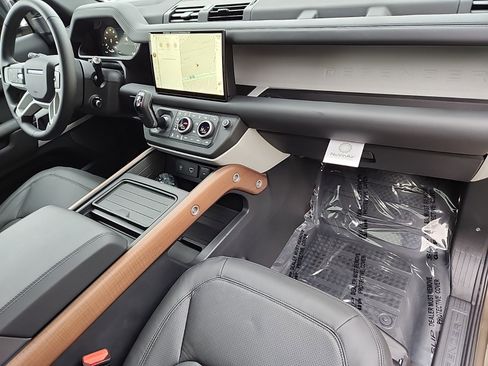 New 2024 Land Rover Defender 110 SE image 26
