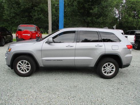 Used 2019 Jeep Grand Cherokee Laredo image 2