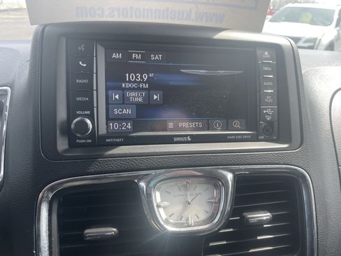 Used 2016 Chrysler Town & Country Touring image 19