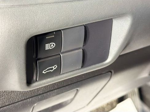 Used 2020 Toyota Highlander XLE image 11