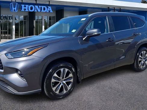 Used 2024 Toyota Highlander XLE AWD/4WD image 4