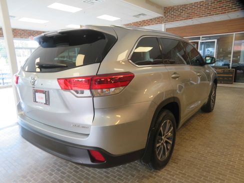 Used 2018 Toyota Highlander XLE AWD/4WD image 4