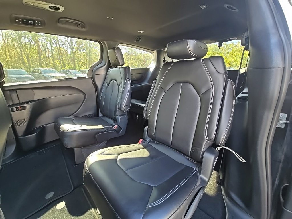 Used 2025 Chrysler Pacifica Select FWD image 20