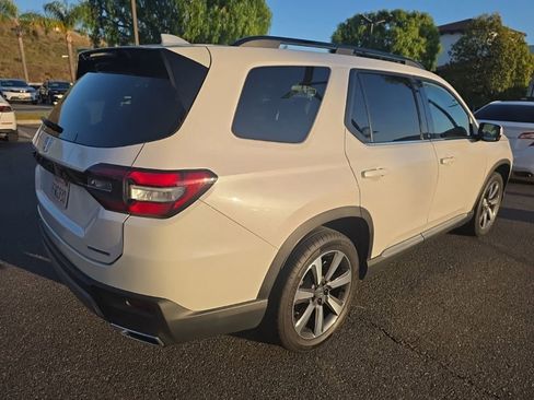 Used 2023 Honda Pilot Touring image 3