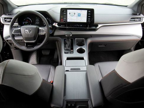 Used 2023 Toyota Sienna XSE image 21