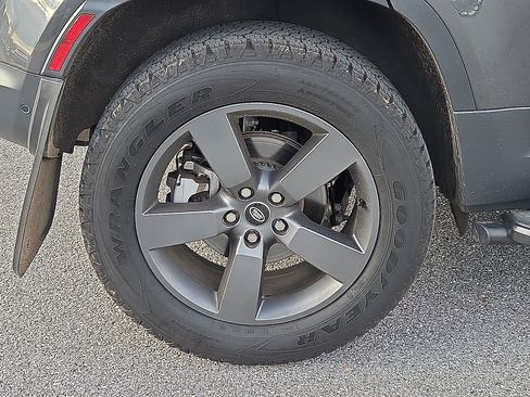 Used 2025 Land Rover Defender 110 S image 7