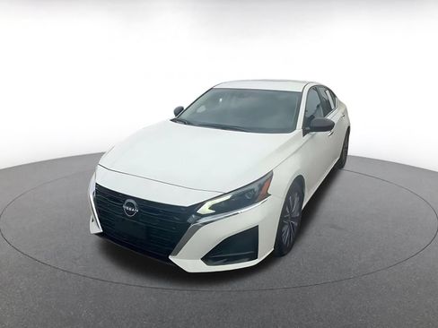 Used 2025 Nissan Altima 2.5 SV FWD image 7