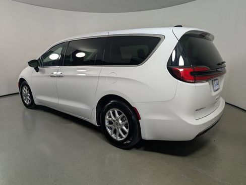 Used 2024 Chrysler Pacifica Touring-L FWD image 6