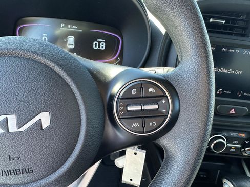 Used 2025 Kia Soul LX w/ LX Technology Package FWD image 21
