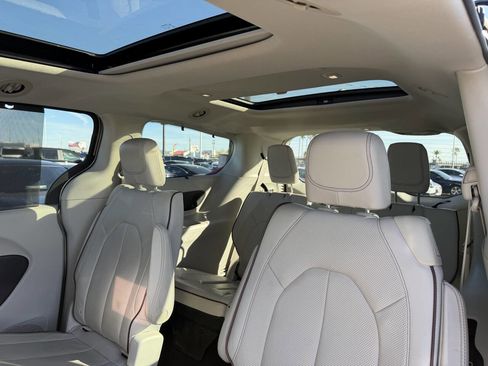 Used 2017 Chrysler Pacifica Limited image 21