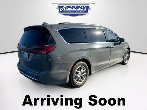 Used 2022 Chrysler Pacifica Touring-L FWD image 5