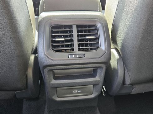 Certified 2025 Volkswagen Taos SE w/ Panoramic Sunroof Package image 15