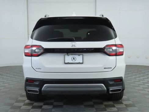 Used 2023 Honda Pilot Touring image 6