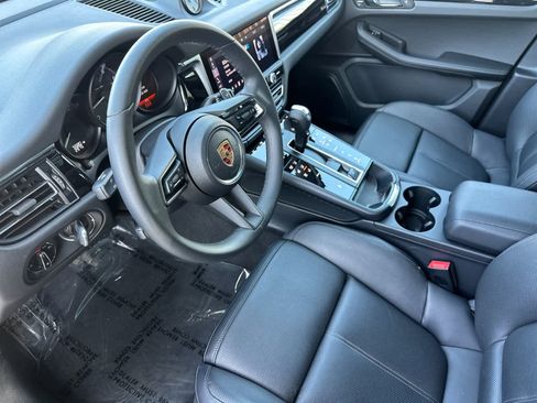 Certified 2025 Porsche Macan AWD/4WD image 4
