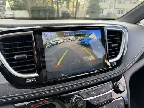 Used 2025 Chrysler Pacifica Limited FWD image 28