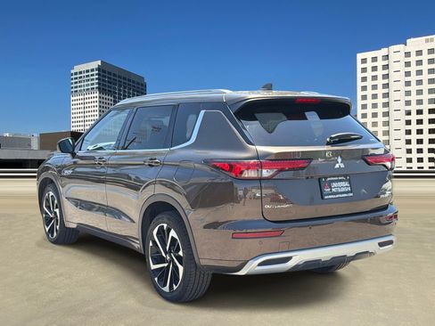 Used 2024 Mitsubishi Outlander 4WD Plug-In Hybrid image 3