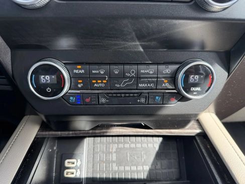 Used 2019 Ford Expedition Limited w/ Equipment Group 301A AWD/4WD image 28
