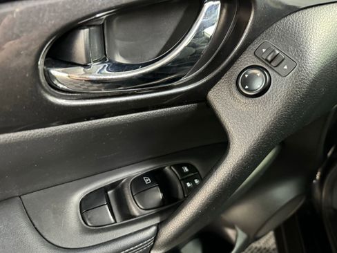 Used 2017 Nissan Rogue SV image 17