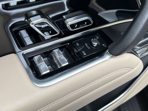 Used 2023 Land Rover Range Rover SE image 14