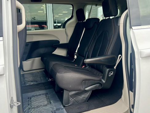 Used 2017 Chrysler Pacifica LX w/ Tire & Wheel Group FWD image 15