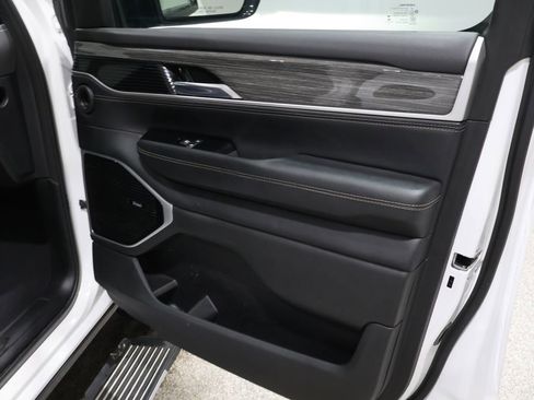 Used 2022 Jeep Wagoneer Series III w/ Premium Group I image 28