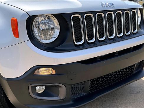 Used 2018 Jeep Renegade Latitude FWD image 28